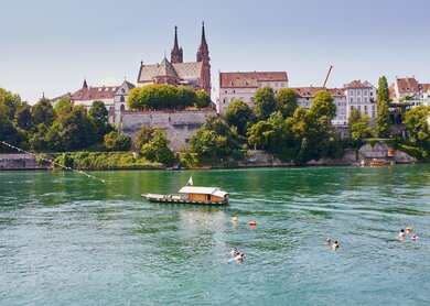 Malerische Aussicht auf Rheinufer mit der Faehre in Basel | © Gettyimages.com/encrier