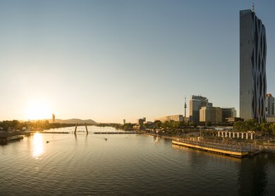 Panorama der Donau und der Donauinsel in Wien bei Sonnenuntergang | © Gettyimages.com/altmodern